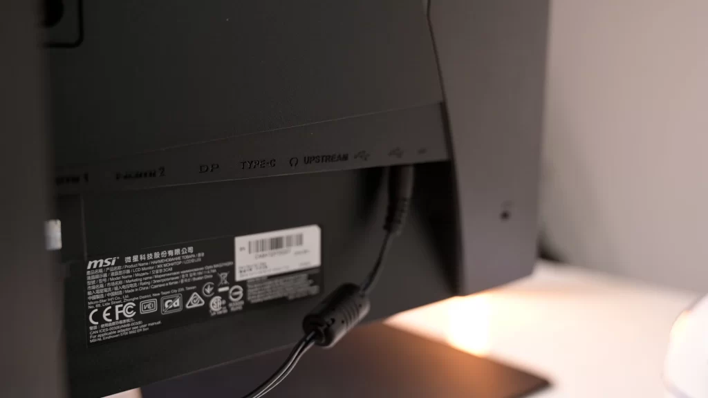 Phần mặt sau chứa các cổng kết nối chính, mình sẽ nói chi tiết hơn ở phần sau của bài viết man-hinh-gaming-do-hoa-phong-vu-kinh-bac.webp1_-scaled.webp