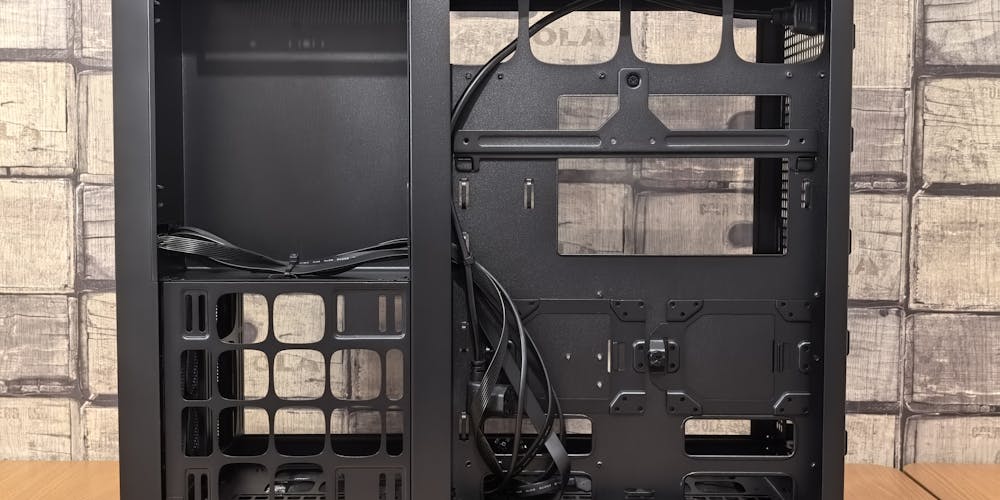 Case kính cường lực vs Case lưới airflow Lựa chọn tối ưu cho hệ thống PC của bạn? 3 Case kính cường lực vs Case lưới airflow Lựa chọn tối ưu cho hệ thống PC của bạn?